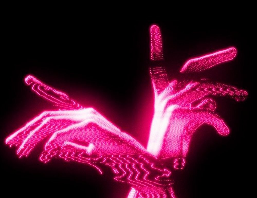 Textura de manos bajo luz neón fucsia, tratamiento gráfico